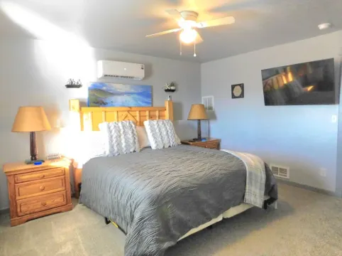 Remodeled Townhome with City Views