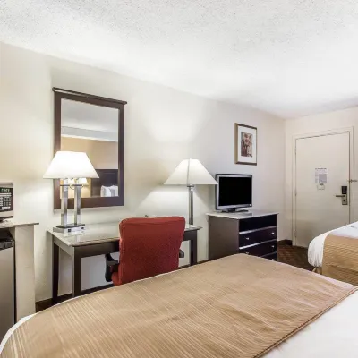 Quality Inn & Suites Coliseum Hôtels à proximité de : Centre commercial Four Seasons Mall