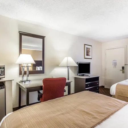 Quality Inn & Suites Coliseum Отели рядом с достопримечательностью «Торговый центр Four Seasons»