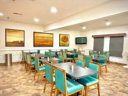 Super 8 by Wyndham Clovis