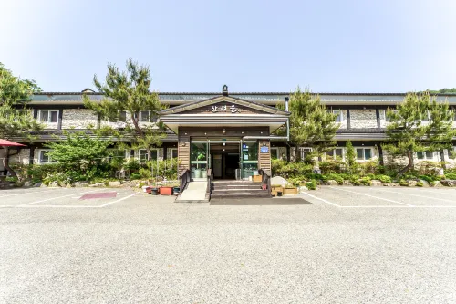Muju Sanyeoul Pension - Homestays