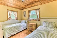 Bright Tucked-Away Cabin w/ Furnished Deck + Grill - que admiten mascotas