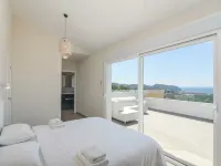 Coastal Villa with Pool - Wifi