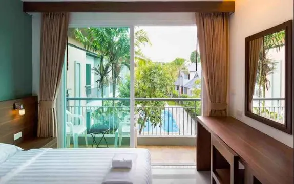 ห้องดีลักซ์ เตียงใหญ่ 1 เตียงหรือเตียงเดี่ยว 2 เตียง วิวสระน้ำ