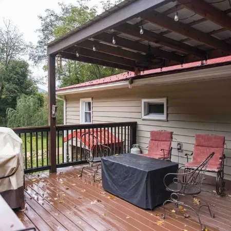 Creekfront Cabin • Fire Pit • Fenced Yard • Near Crabtree Falls