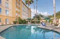La Quinta Inn & Suites by Wyndham Orlando Airport North - Pool