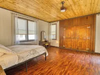 WOW Huge Catfish Lake Home 13br 5ba, Sleeps 26, Eag River Chain/weddings/events Hotels in Washington
