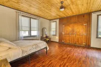 WOW Huge Catfish Lake Home 13br 5ba, Sleeps 26, Eag River Chain/weddings/events