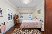 Albert Road Cottage: Comfy, vintage home near water & town - breakfast