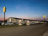 Super 8 by Wyndham Farmington Hotels in St. Francois Township