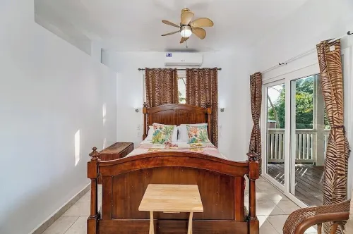 900 Sqft West End Studio ~ Balcony ~ Full Kitchen ~ in-Unit Laundry ~ Fast Wifi