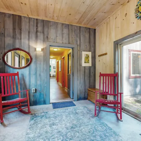 Secluded 2 BR Cottage w/ Private W/d, Wifi & Patio