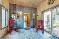 Secluded 2 BR Cottage w/ Private W/d, Wifi & Patio - Wifi