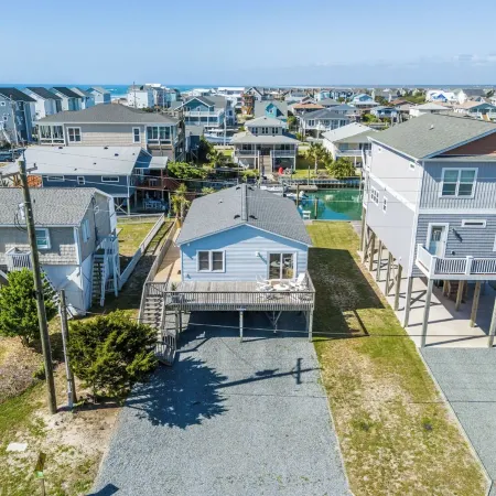 Steps to the Beach. Canal Front with New Dock. Clean, Cozy Getaway.