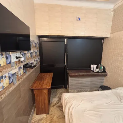 Dee Dash Inn Hotels near Biharilal Stadium