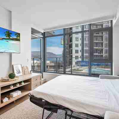 AQUA Corner Unit w Balcony and Amazing View #614 Rooms