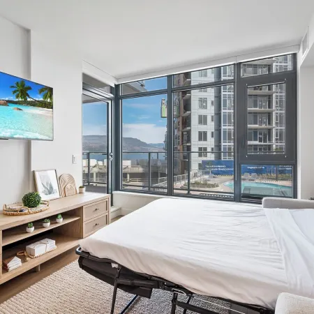AQUA Corner Unit w Balcony and Amazing View #614