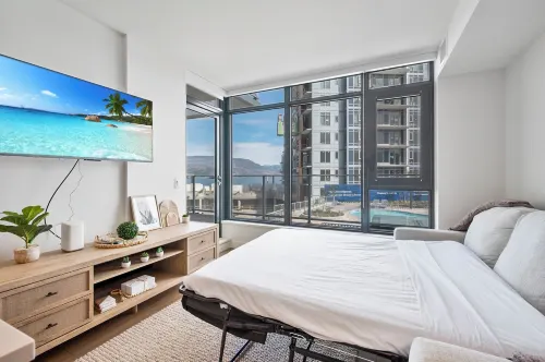 AQUA Corner Unit w Balcony and Amazing View #614