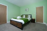 2 Bedroom Waterhead Range Cottage by LetMeStay