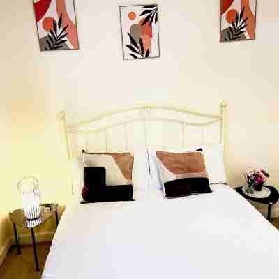 Deluxe Room in a 2Bedroom Aprt W Fast WiFi, Netflix, Behind Train Station Rooms