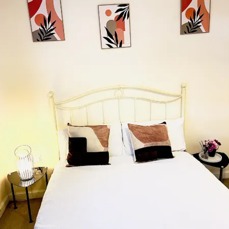 Deluxe Private Room in a flat W Fast WiFi, Netflix, Free Parking