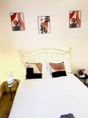 Deluxe Room in a 2Bedroom Aprt W Fast WiFi, Netflix, Behind Train Station - Kylpyammeita