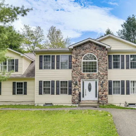 Hot Tub & Deck: Gorgeous Retreat in Pocono Summit!