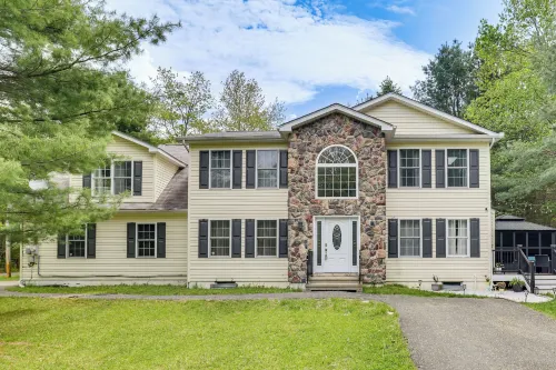 Hot Tub & Deck: Gorgeous Retreat in Pocono Summit! - Pysäköinti