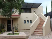 Luxurious 3 Bedroom in Ajijic - Sleeps 6 - Private Gym - Pickleball Court - Ξενοδοχεία στην πόλη Chapala
