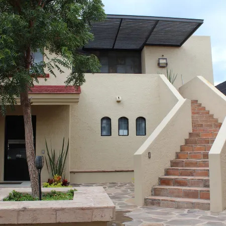 Luxurious 3 Bedroom in Ajijic - Sleeps 6 - Private Gym - Pickleball Court -