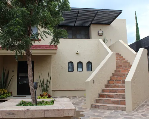 Large Modern Ajijic 1 King Bdrm Home -Walk to Everything -Gym -Pickleball Court Ξενοδοχεία στην πόλη Chapala