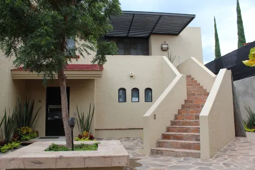 Large Modern Ajijic 1 King Bdrm Home -Walk to Everything -Gym -Pickleball Court