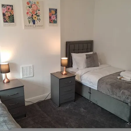 Spacious Leeds Home Sleeps 6 Free Parking