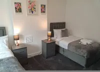 Spacious Leeds Home Sleeps 6 Free Parking - 2-Star