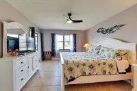 Resort Retreat w/ Pools! 6 Mi to Bradenton Beach - Kitchen