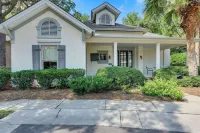 5 Mi to Old Town Bluffton: Cottage w/ Patio - parking