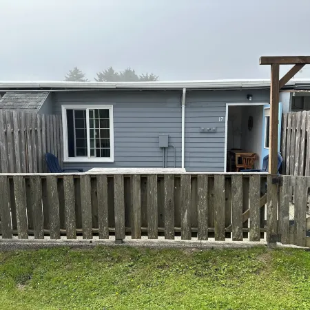 Tillicum Beach Motel - Formerly Deane's Oceanfront Lodge