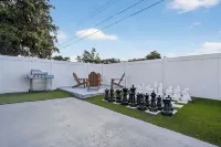 Hollywood Private Pool | Giant Chess | Golf Games - مسبح خاص