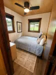 3-bedroom modern mid century cabin! Hot tub, fire pit and lake front - Chalets