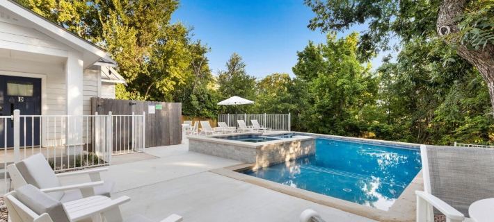 The Grove D with Hot Tub & King Beds - Walk to Main Hotels in Fredericksburg