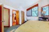 Open-beam Girdwood Chalet w/ Sunlit Solarium - Bungalow