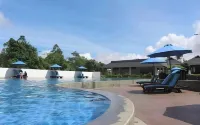 Grand Master Villa Tomohon - Pools