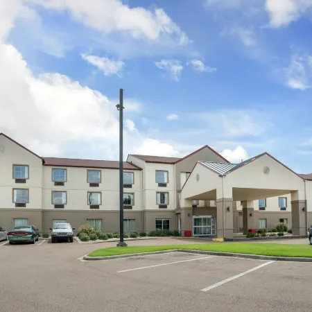 Red Roof Plus+ & Suites Vicksburg