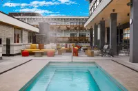 Moxy Banff - piscine