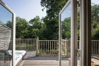 Cosy Riverside Escape with Hot Tub | Garth Cottage - Хоумстей