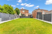 Modern 3 Bed Home | Driveway | Spacious Garden - 2-Star