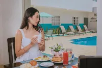 Hotel Ocean View - مسبح
