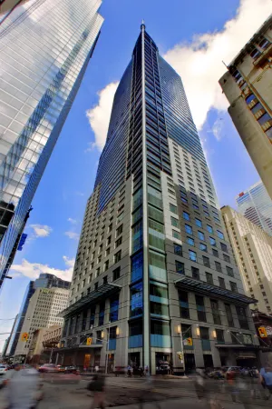 The St. Regis Toronto Отели рядом с достопримечательностью «Университет Виктория»