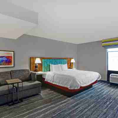 Hampton Inn Utica Rooms