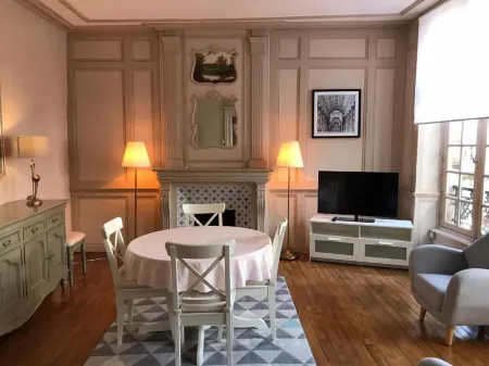 Eglantine Appartement Centre Historique de Dinan Отели в г. Динан